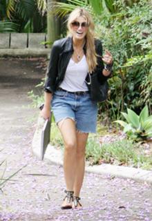 Delta Goodrem feet photo thumbnail