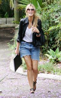 Delta Goodrem feet photo thumbnail