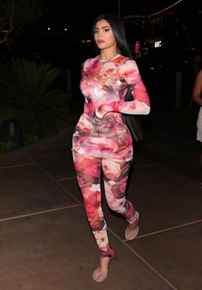 Kylie Jenner feet photo thumbnail