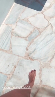 Iris Mittenaere feet photo thumbnail