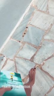 Iris Mittenaere feet photo thumbnail