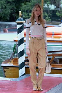 Martha Hunt feet photo thumbnail