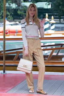 Martha Hunt feet photo thumbnail