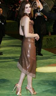 Anne Hathaway feet photo thumbnail
