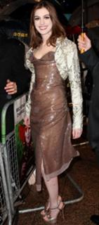 Anne Hathaway feet photo thumbnail