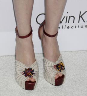 Anne Hathaway feet photo thumbnail