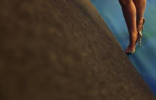 Anne Hathaway feet photo thumbnail