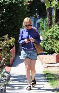 Kirsten Dunst feet photo thumbnail