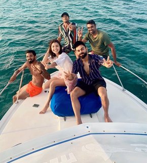 Anushka Sharma feet photo thumbnail