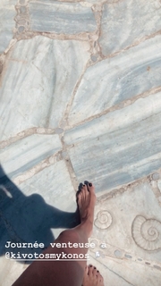 Iris Mittenaere feet photo thumbnail