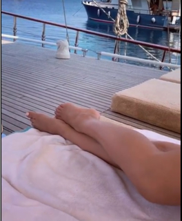 Kelly Brook feet photo thumbnail