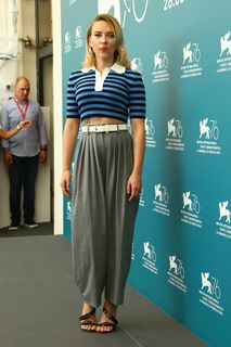 Scarlett Johansson feet photo thumbnail