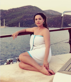 Kelly Brook feet photo thumbnail