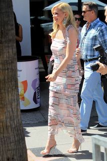 Kirsten Dunst feet photo thumbnail