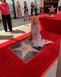 Kirsten Dunst feet photo thumbnail