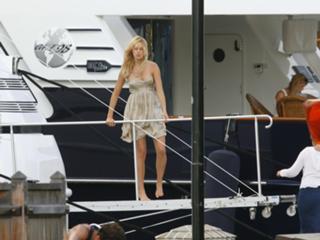 Karolina Kurkova feet photo thumbnail