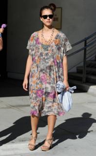 Jessica Alba feet photo thumbnail