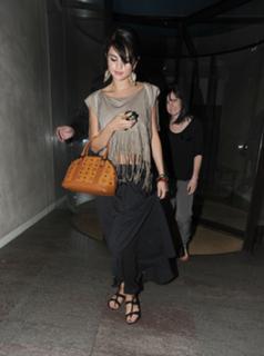 Selena Gomez feet photo thumbnail