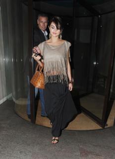 Selena Gomez feet photo thumbnail