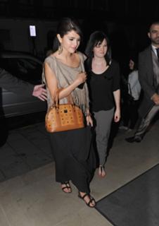 Selena Gomez feet photo thumbnail