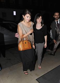 Selena Gomez feet photo thumbnail