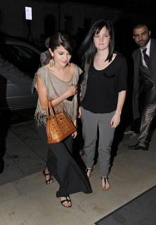 Selena Gomez feet photo thumbnail