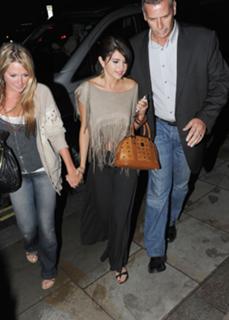 Selena Gomez feet photo thumbnail