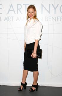 Karolina Kurkova feet photo thumbnail