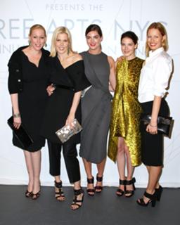 Karolina Kurkova feet photo thumbnail