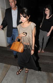 Selena Gomez feet photo thumbnail
