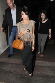 Selena Gomez feet photo thumbnail