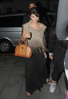 Selena Gomez feet photo thumbnail