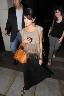 Selena Gomez feet photo thumbnail