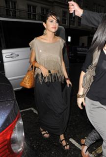 Selena Gomez feet photo thumbnail