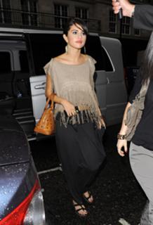 Selena Gomez feet photo thumbnail