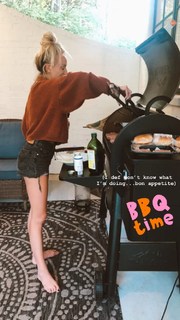Nastia Liukin feet photo thumbnail