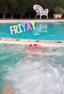 Angela Kinsey feet photo thumbnail