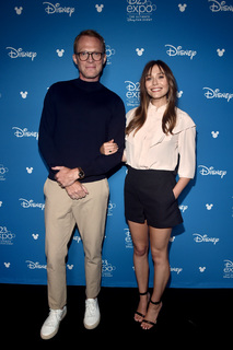 Elizabeth Olsen feet photo thumbnail
