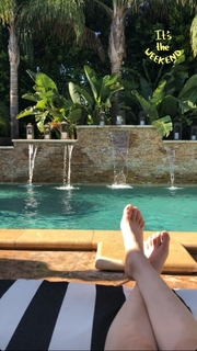 Kaley Cuoco feet photo thumbnail