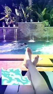 Kaley Cuoco feet photo thumbnail