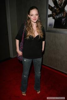 Amanda Seyfried feet photo thumbnail