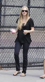 Amanda Seyfried feet photo thumbnail