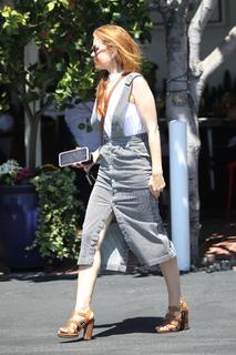 Isla Fisher feet photo thumbnail