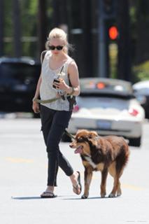Amanda Seyfried feet photo thumbnail