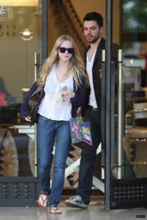 Amanda Seyfried feet photo thumbnail