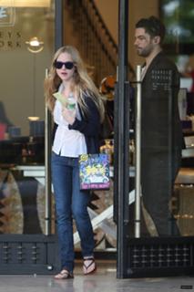 Amanda Seyfried feet photo thumbnail