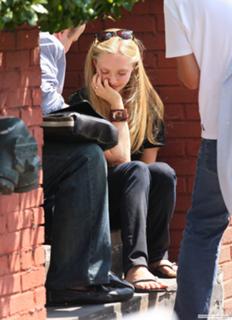 Amanda Seyfried feet photo thumbnail
