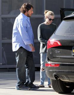 Amanda Seyfried feet photo thumbnail