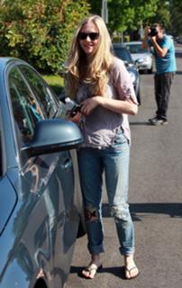 Amanda Seyfried feet photo thumbnail
