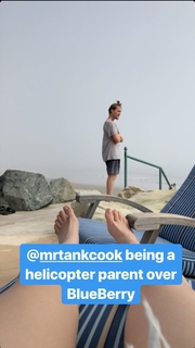 Kaley Cuoco feet photo thumbnail